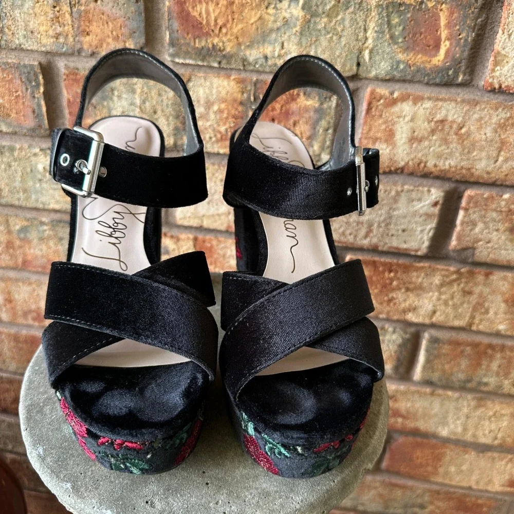 Libby Edelman Marcy Black Velvet Floral Embroidery Platform Block Heel Sandals 7